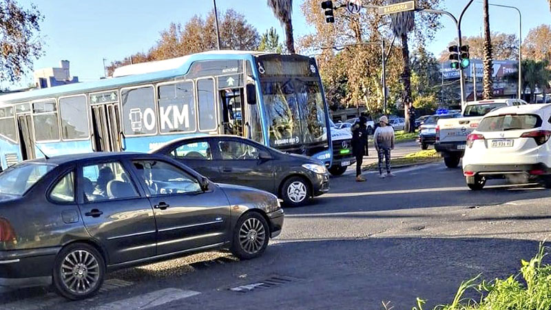 Accidente de tránsito en la zona norte: un ciclista quedó debajo de un colectivo
