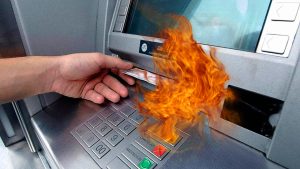 Los bancos te sacan mucha plata cuando retirás tu plata del cajero: hasta 5.000 pesos por extracción