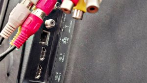 El puerto secreto del televisor que pocos usan y mejora todo