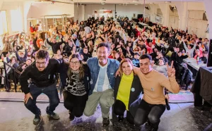 Sukerman cerró su campaña con críticas a Milei y al oficialismo local