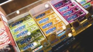 Un solo chicle libera miles de microplásticos al masticarlo
