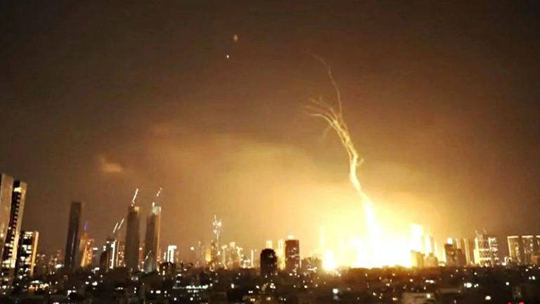 Irán responde los ataques de Israel: lanzó más de 150 misiles y hay explosiones en Tel Aviv y Jerusalén