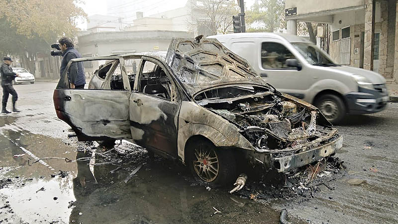 Otro incendio de auto en la vía pública