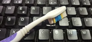 No tirés más tu cepillo de dientes viejo: 5 usos increíbles que no conocías