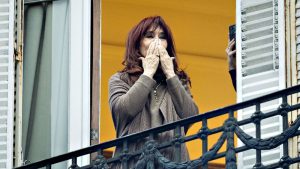 Cristina saludando desde su domicilio, La Justicia confirmó la prisión