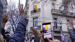 Cristina saludando, que cosas puede hacer en su casa