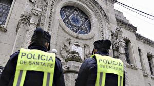 Después de atacar a Irán, Israel cierra embajada en Argentina y en Rosario ponen más custodia a instituciones judías