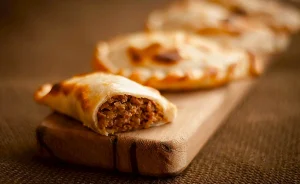 Una guía foodie internacional calificó a las empanadas argentinas como un "desayuno" y se armó polémica