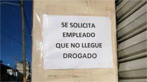 El desopilante cartel de un comerciante desesperado: “Se solicita empleado que no llegue drogado”
