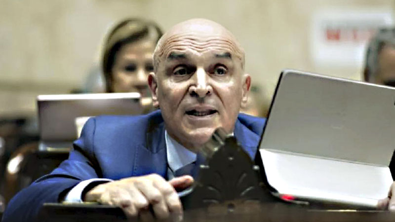 Espert insulta a Florencia Kirchner y es abucheado en la UCA, forzado a terminar su presentación