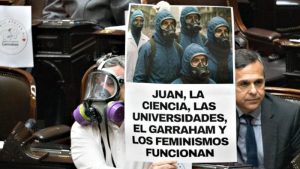 El socialista santafesino bajó al recinto con un cartel alusivo