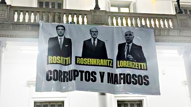 Colgaron un cartel en la Facultad de Derecho en repudio a los jueces que condenaron a Cristina Kirchner
