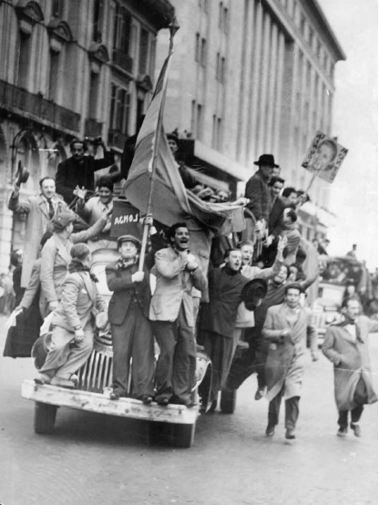 Manifestantes peronistas después del bombardeo.