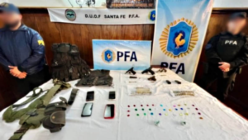 Incautan miniarsenal compuesto por poderosas pistolas 9 y 380 milímetros en allanamiento por narcomenudeo