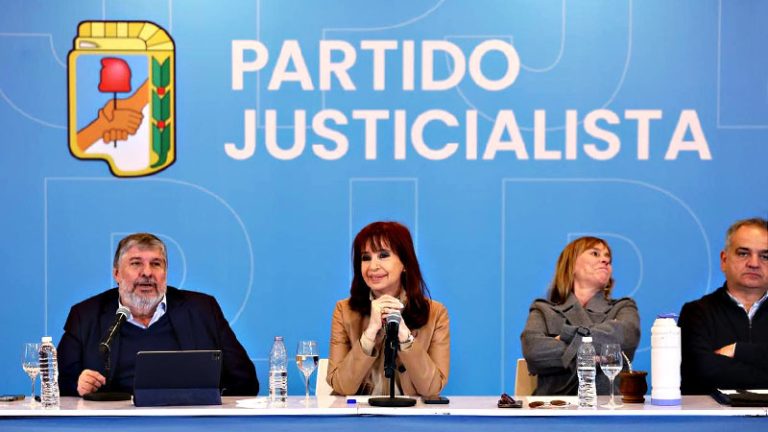 Cristina Kirchner con integrantes del partido Justicialista