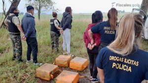 Presa por recoger la droga tirada de la avioneta