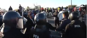 Tensión en Puente La Noria: trabajadores de La Salada cara a cara con la Policía
