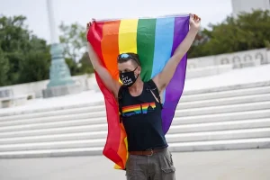 Cientos de celebridades piden a Donald Trump mantener fondos para prevenir los suicidios en el colectivo LGTBIQ+