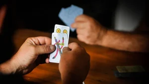 Apuñaló y mató a su amigo durante un partido de truco