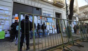 Antes del "banderazo", la Policía Federal valló los accesos al departamento de Cristina Fernández