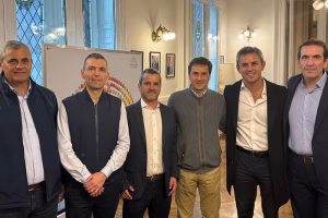 Cambiaron la boina blanca por la peluca: los cinco diputados radicales cercanos a Milei formalizaron un interbloque con LLA