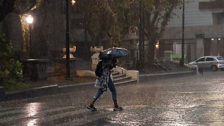 A tener cuidado: lanzan alerta meteorológico para la noche de este viernes y mediodía del sábado