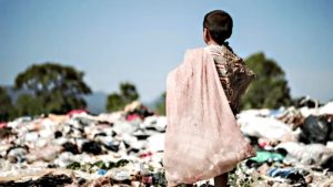 Chicos revisando basura