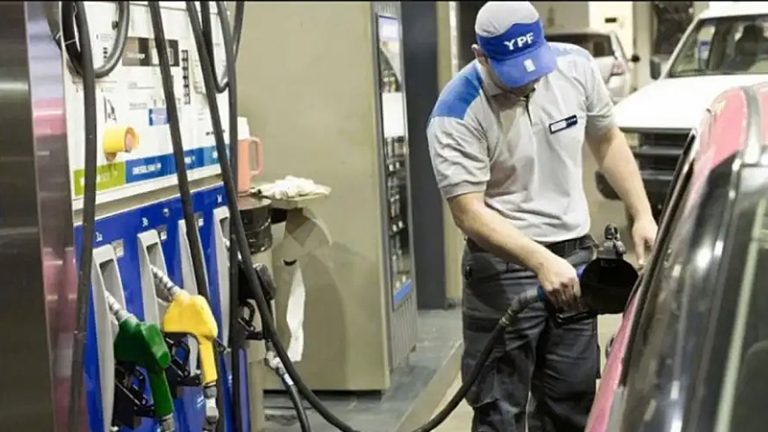 Mientras el Gobierno se timbea los impuestos del consumidor cuando carga: con Milei, la nafta ya aumentó un 558 por ciento