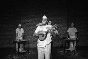 “A la gran masa argentina”: harina, agua y militancia, en un rompecabezas escénico que resuena en el presente