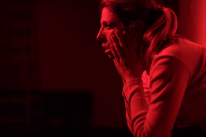 “La mujer puerca”, el inquietante derrotero escénico que lleva adelante la actriz Valeria Lois, está de regreso en Rosario  