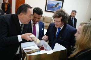 El pastor Jorge Ledesma cambió su versión sobre el "milagro financiero": ahora dice que encontró 9.500 dólares y no 100.000