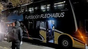 Un micro solidario recorre Rosario para dar refugio a personas en situación de calle