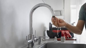 Avanza la privatización de Aysa: Milei habilitó los cortes de agua por falta de pago