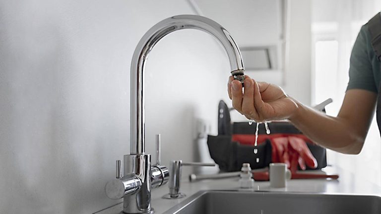 Avanza la privatización de Aysa: Milei habilitó los cortes de agua por falta de pago