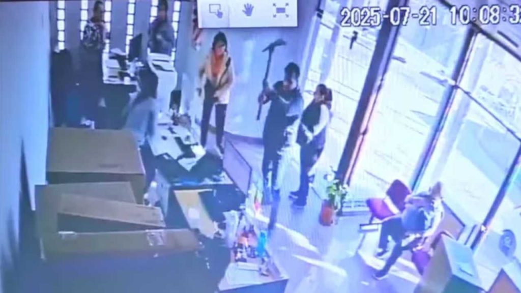 El Bombita Rodríguez santafesino: entró con un pico a una oficina de la EPE y destrozó todo a su paso