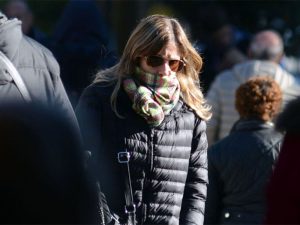 Mujer con frío tapa y lentes de sol