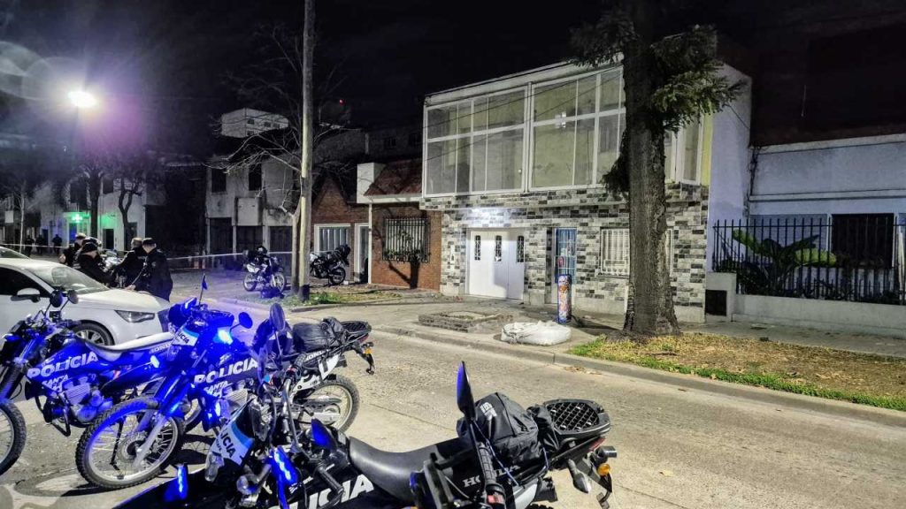 El baleado en barrio Hospitales tenía tobillera y lo vinculan a la banda de Los Monos