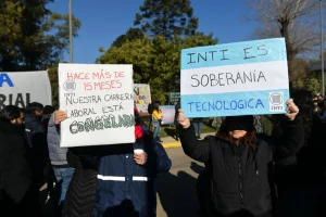 Abrazo al Inti: trabajadores, científicos y organizaciones políticas en contra del decreto de Sturzenegger