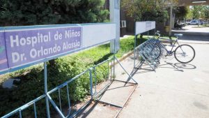 Un niño de 4 años llegó golpeado a la escuela, debieron hospitalizarlo y detuvieron a su madre