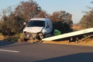 Camioneta volcada en la autopista revela pistas de un posible hecho de sangre
