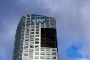 Respiro para Argentina: frenan el fallo que ordena entregar el 51% de las acciones de YPF