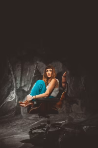 La actriz Julieta Zylberberg en la obra teatral Prima Facie