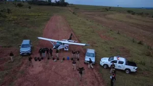 Escándalo: cae en Paraguay futbolista boliviano que piloteaba avioneta con carga de cocaína