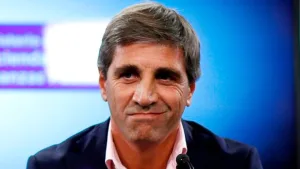 Luis Caputo se rió del uso de la palabra "discapacitados" de forma despectiva y generó repudio