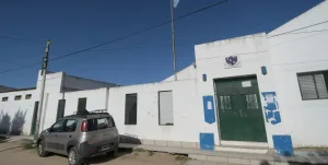 Una mujer apuñaló a otra en el ingreso a una escuela