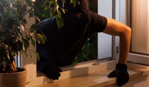 Cinco encapuchados asaltaron la casa de una familia en Pujato y se llevaron sus camionetas