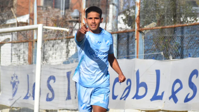 Nelson Ávalos festeja el 1-0 de Argentino de Rosario sobre Deportivo Paraguayo por la Primera C