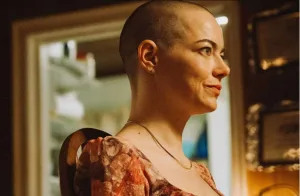 Una Emma Stone completamente calva brilla en Venecia con “Bugonia”, la nueva película de Yorgos Lanthimos