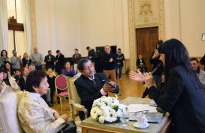pareja casándose en la sede de Gobernación