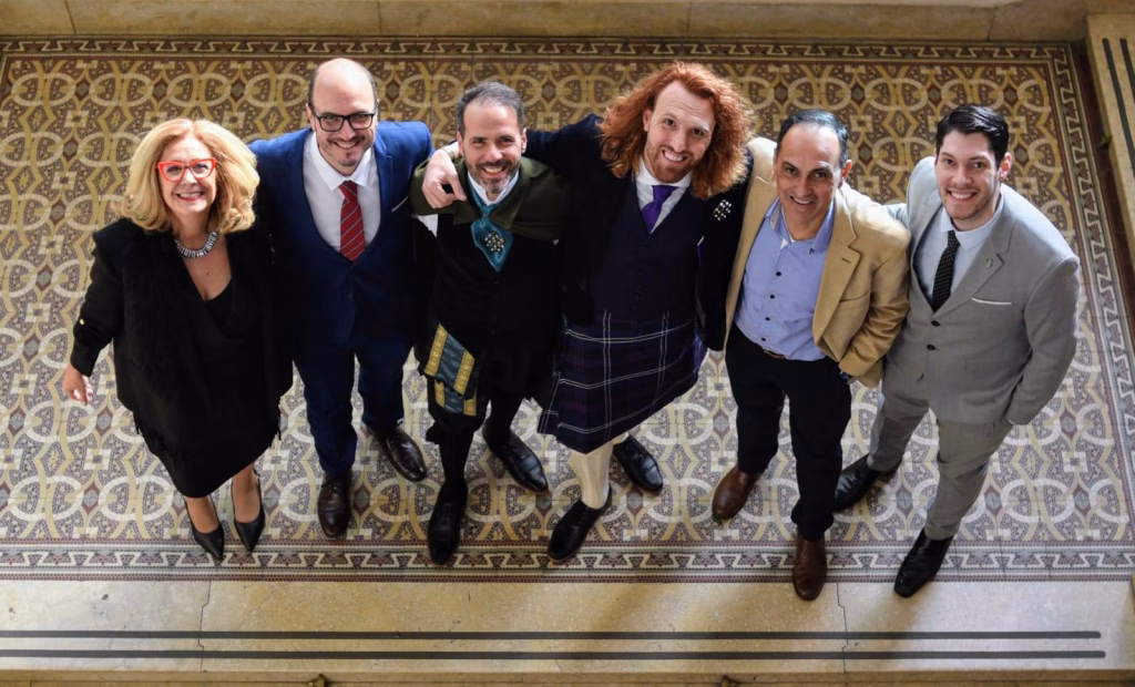 pareja que se casó en sede de gobernación